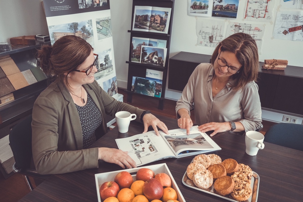 Bedrijfsfotograaf Amsterdam — zakelijk overleg in architectenbureau