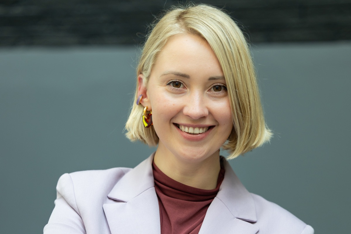 Portretfotograaf Den Haag — zakelijk portret jonge professional World Forum