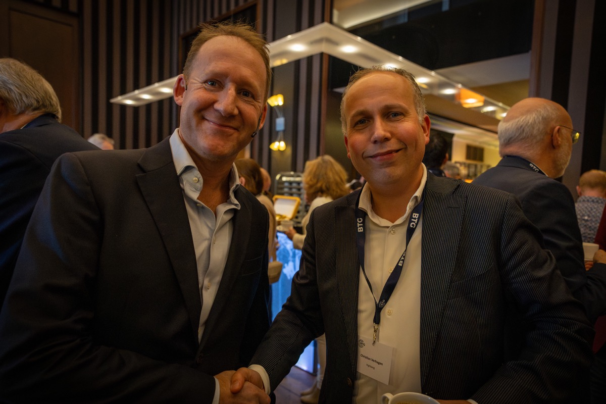 Netwerken tijdens zakelijke borrel in de Westergasfabriek Amsterdam