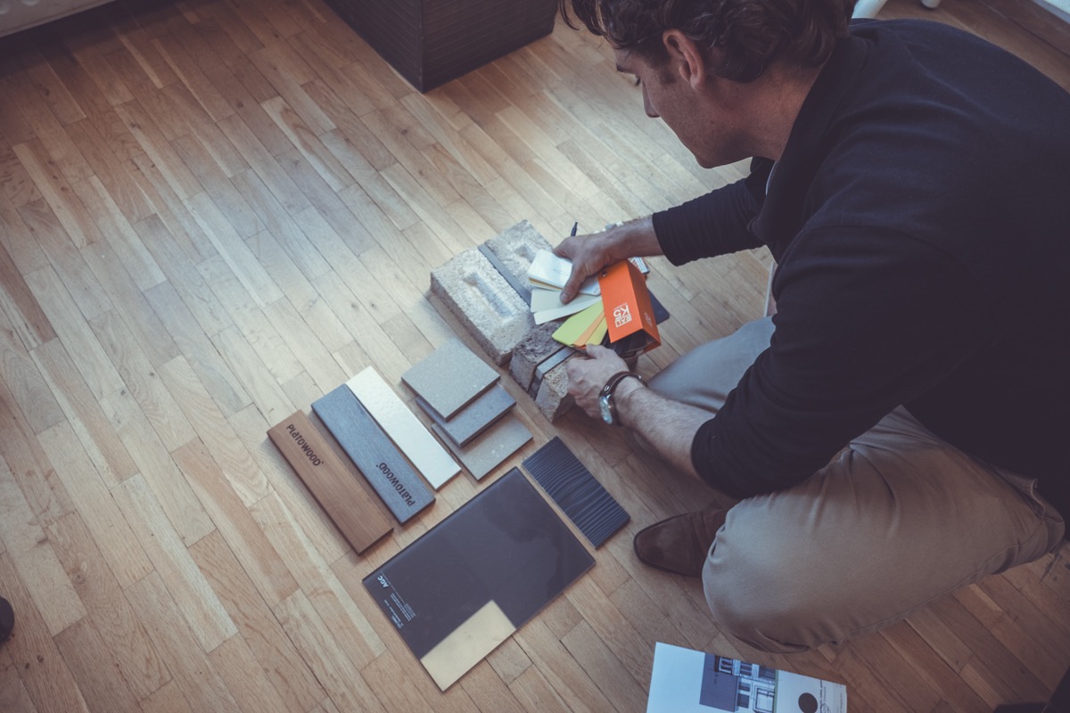 Architect vergelijkt bouwmaterialen en kleurstalen