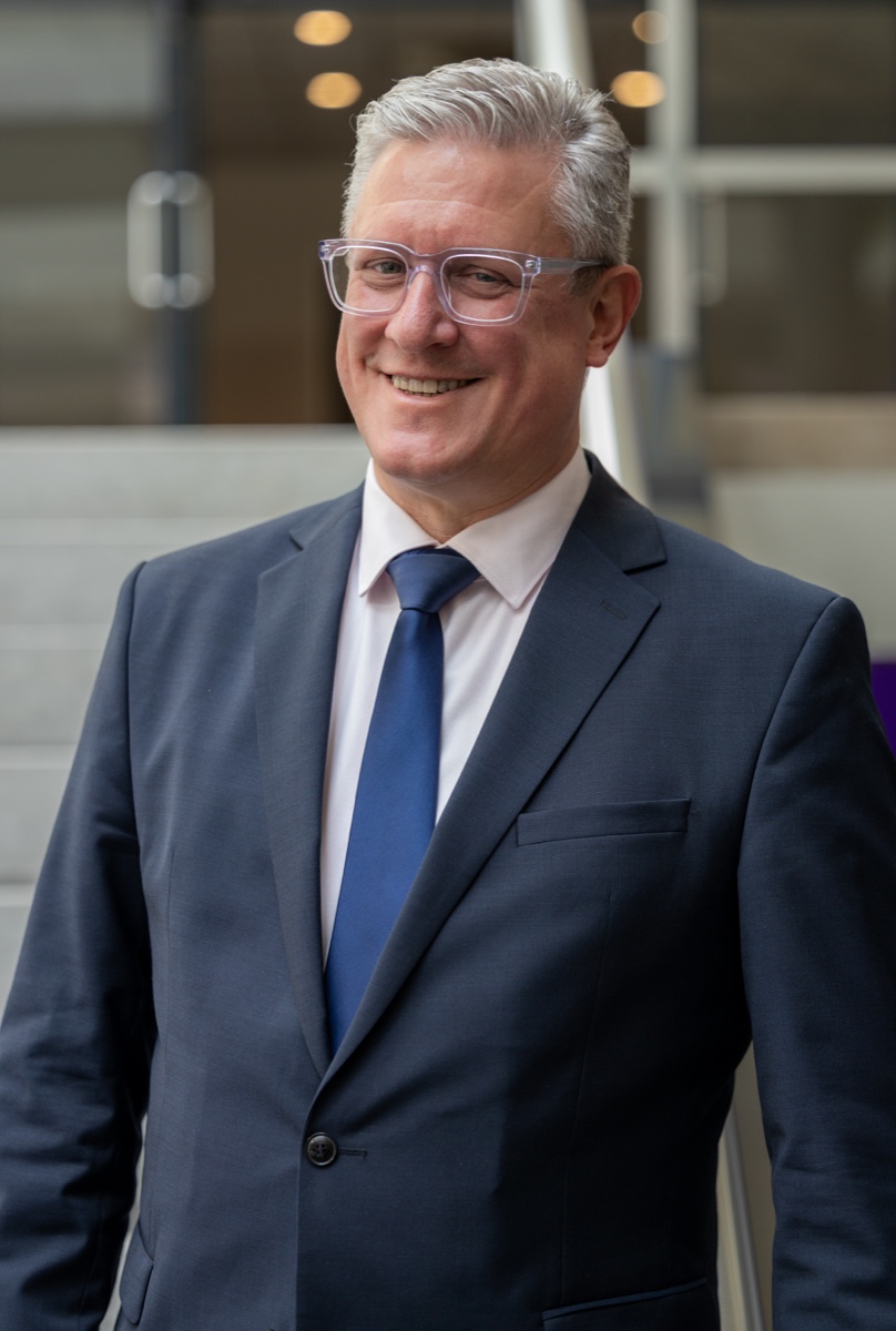 Zakelijk portret directeur met bril tijdens World Forum portretshoot
