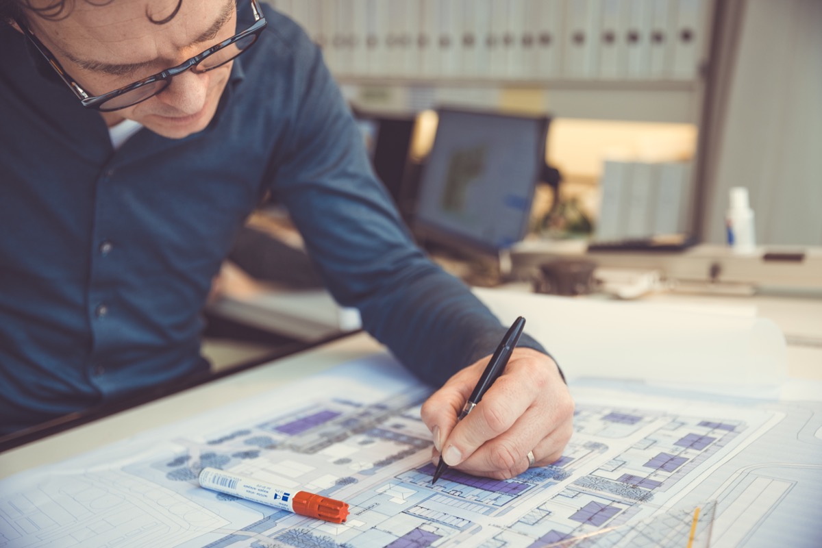 Architect werkt aan bouwtekening op kantoor