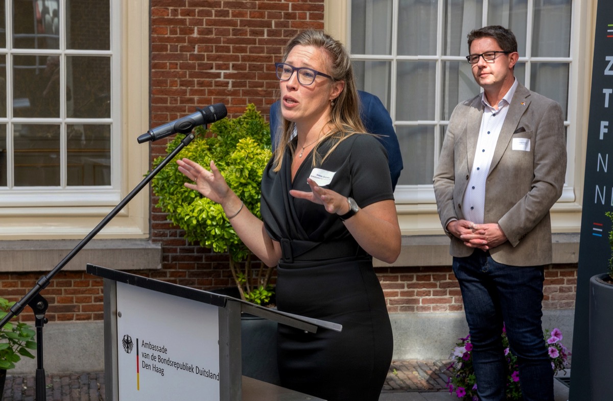 Deelnemers in gesprek tijdens zakelijk event bij ambassade Den Haag — eventfotograaf