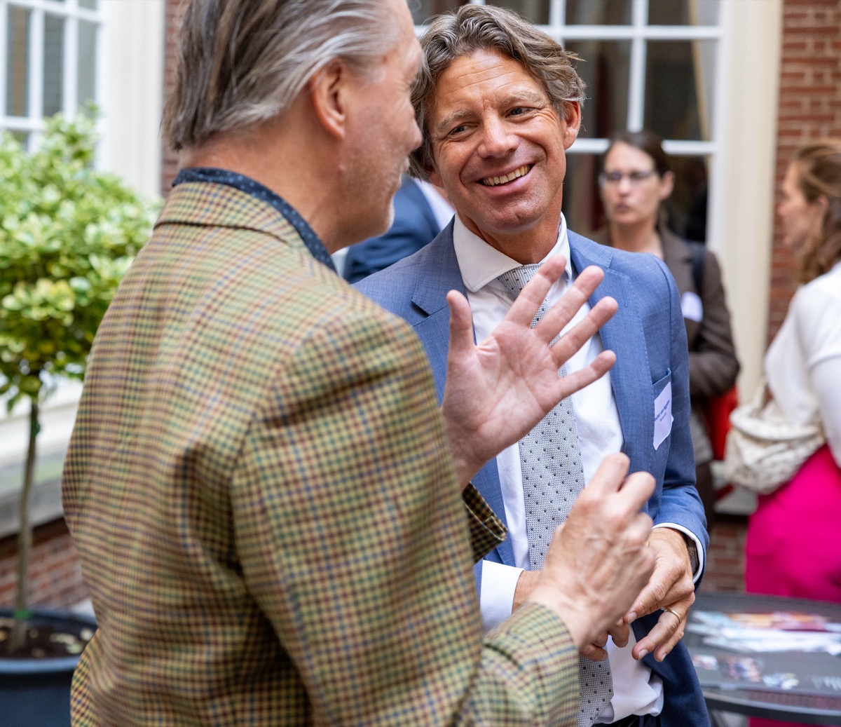 Gasten in gesprek tijdens diplomatieke ontvangst bij ambassade in Den Haag