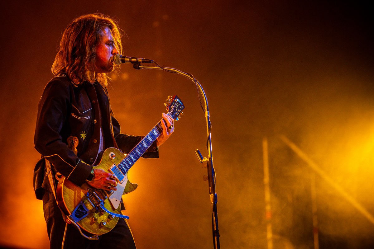 Concertfotografie — artiest op groot festivalpodium