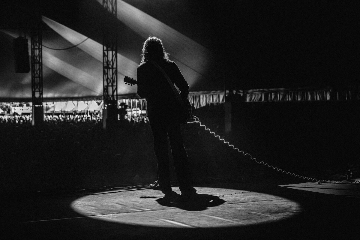 Festivalfotografie — festivalterrein met publiek bij zonsondergang