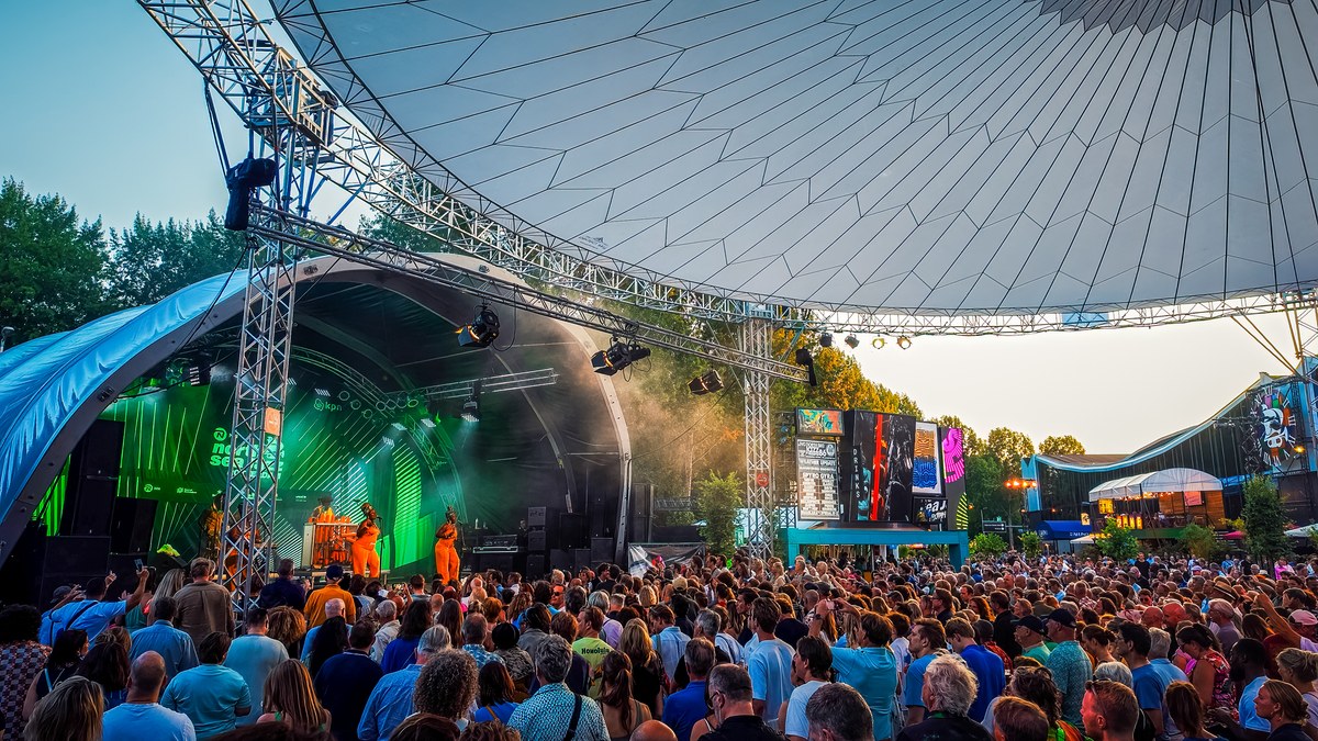 Live muziek fotografie — gitaarspeler op festivalpodium