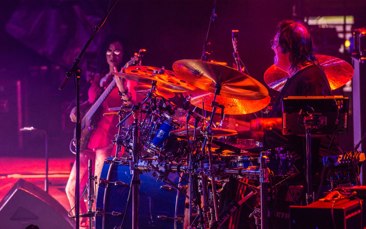 Concertfotografie — saxofonist op podium onder spotlights