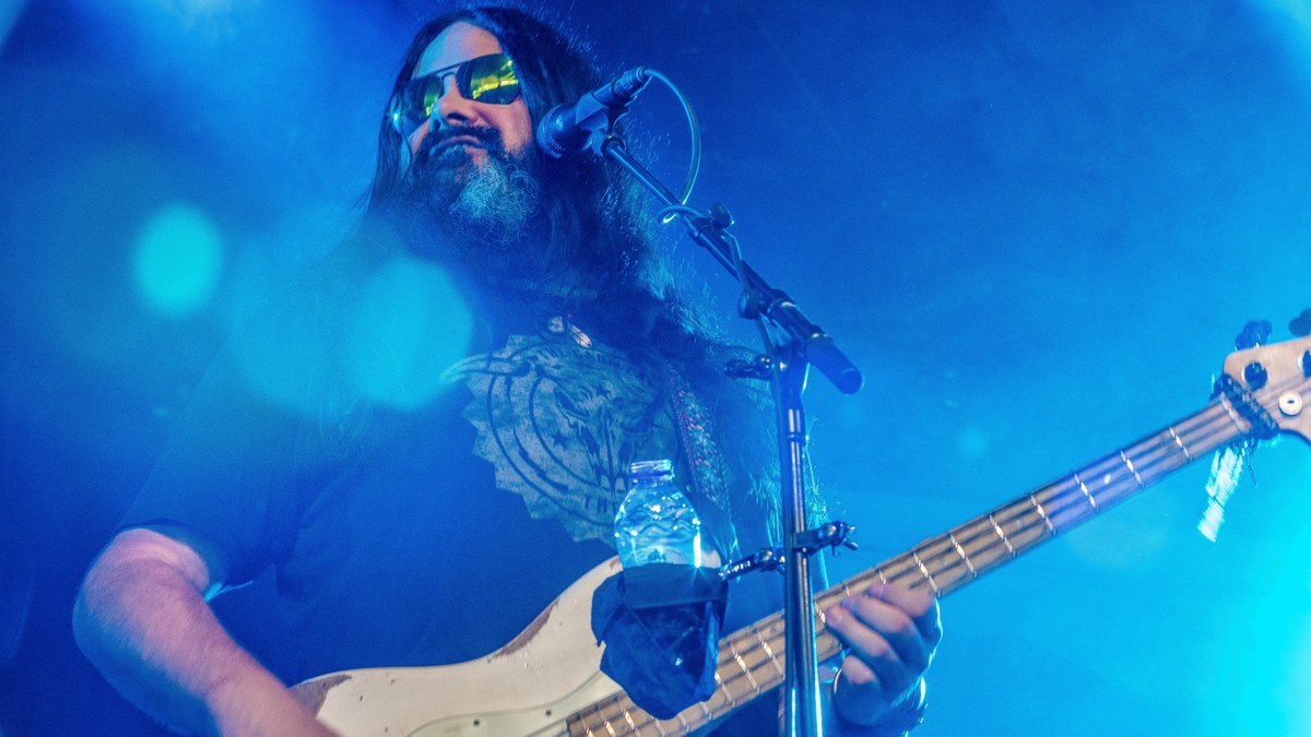 Festivalfotografie — artiest en band op podium