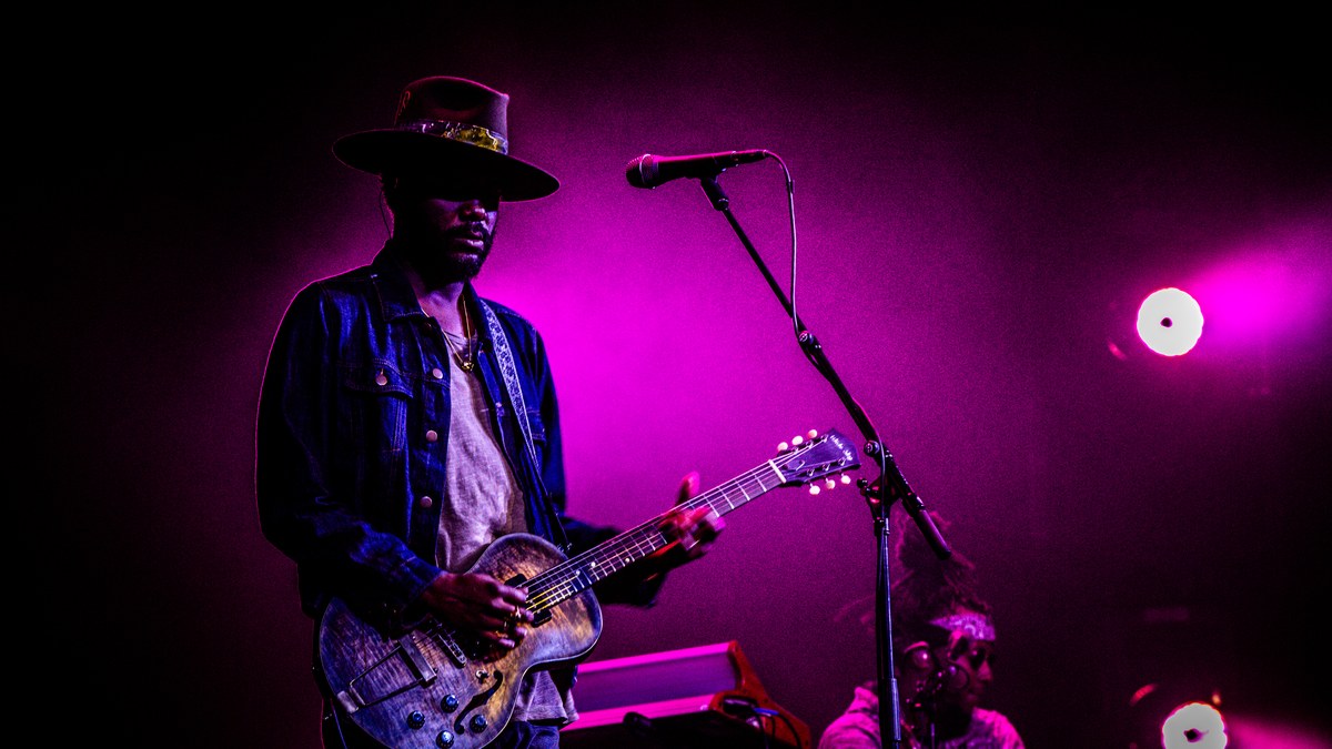 Concertfotograaf — zangeres op podium met spotlights