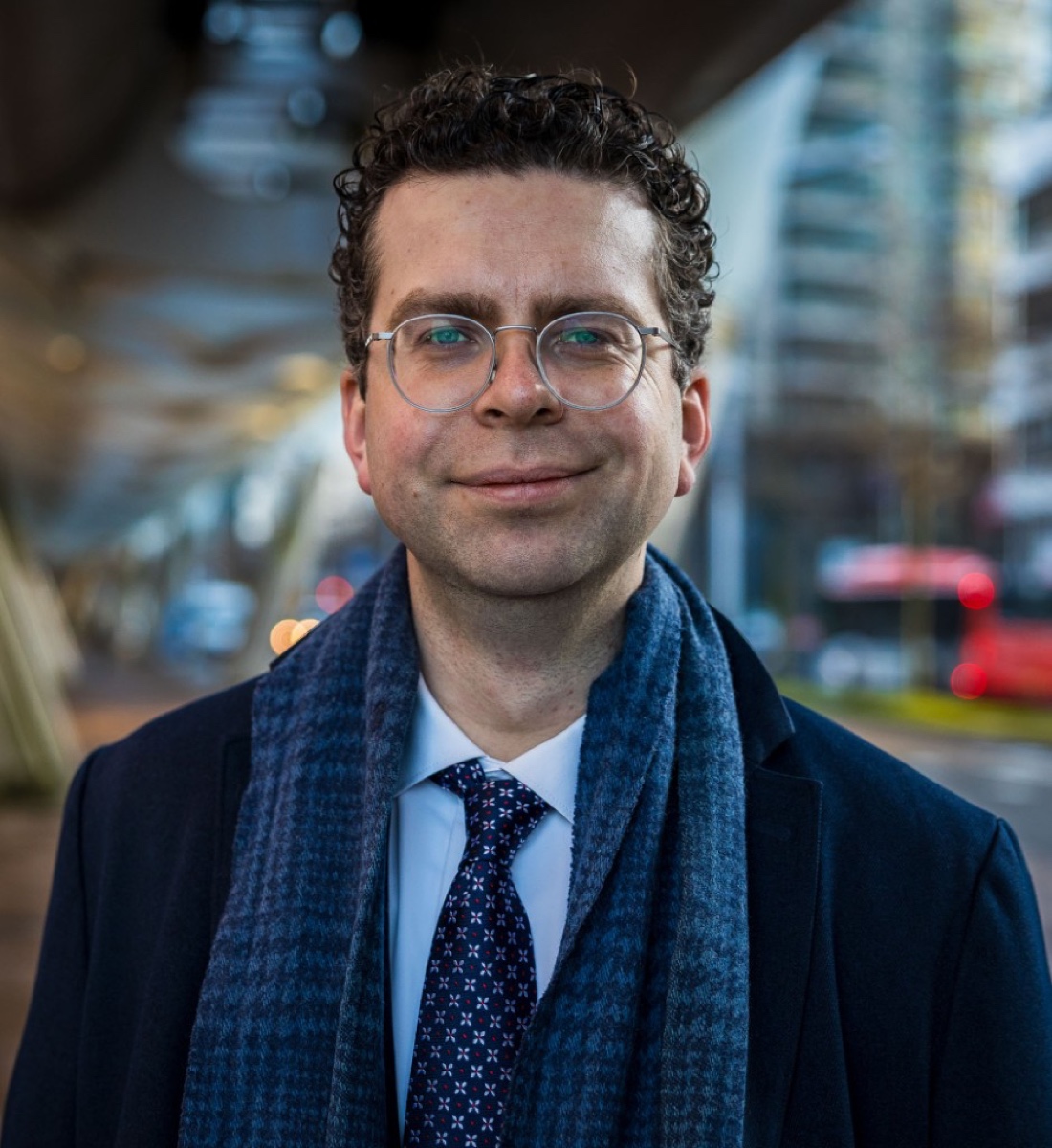 Zakelijk portret man met bril op locatie buiten — LinkedIn profielfoto Den Haag