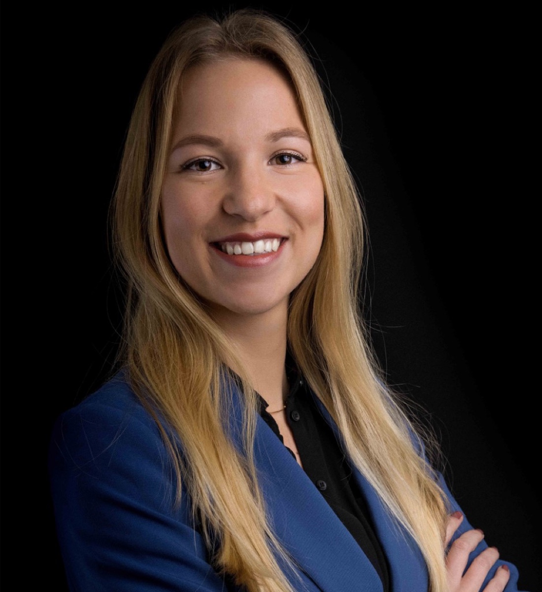 Zakelijk portret vrouw in blauwe blazer, studio — LinkedIn profielfoto Den Haag
