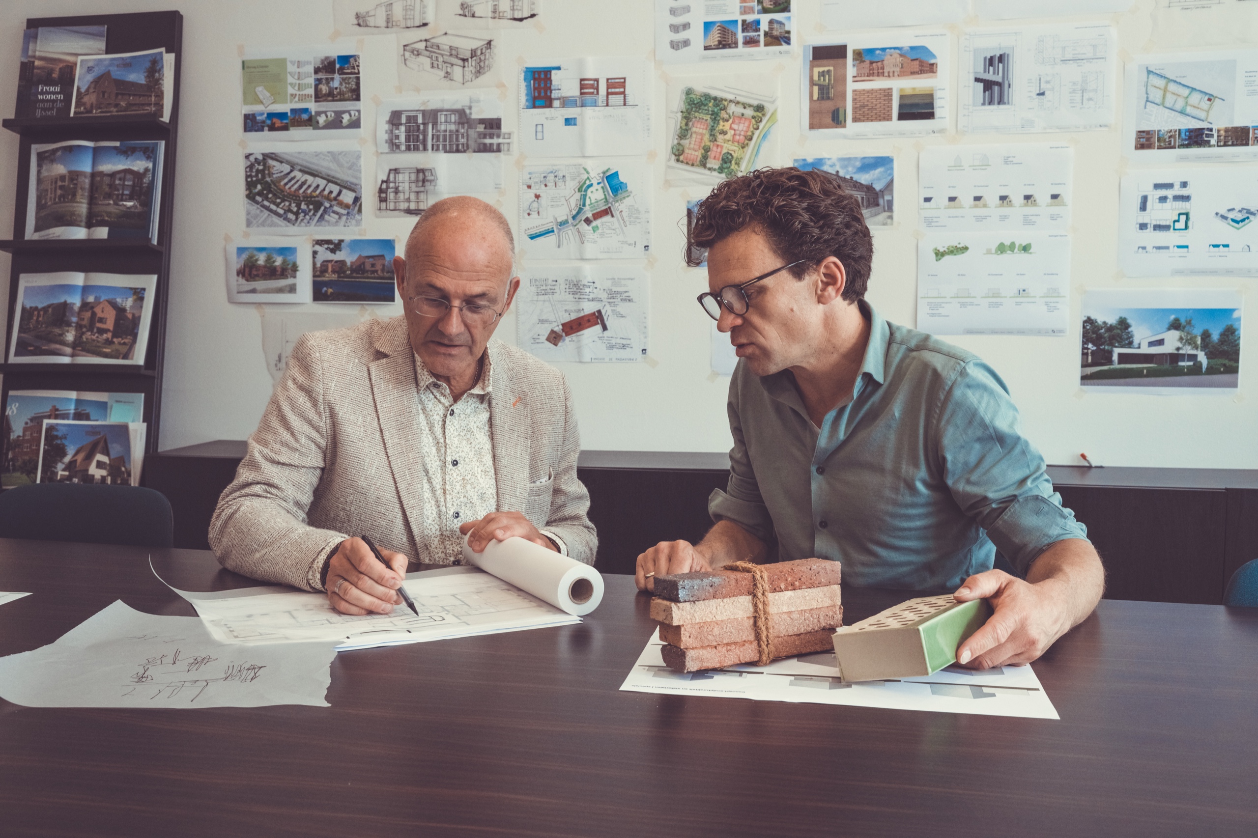 Architecten in overleg over bouwplannen — bedrijfsfotograaf Den Haag
