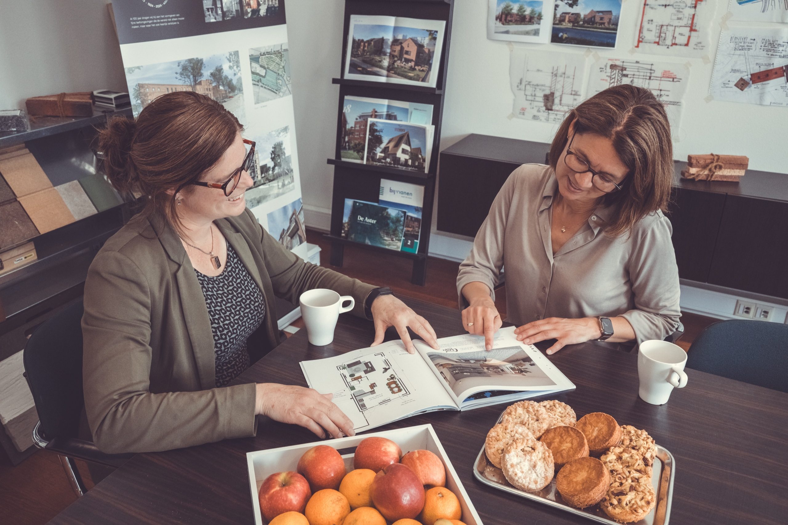 Zakelijk overleg in architectenbureau
