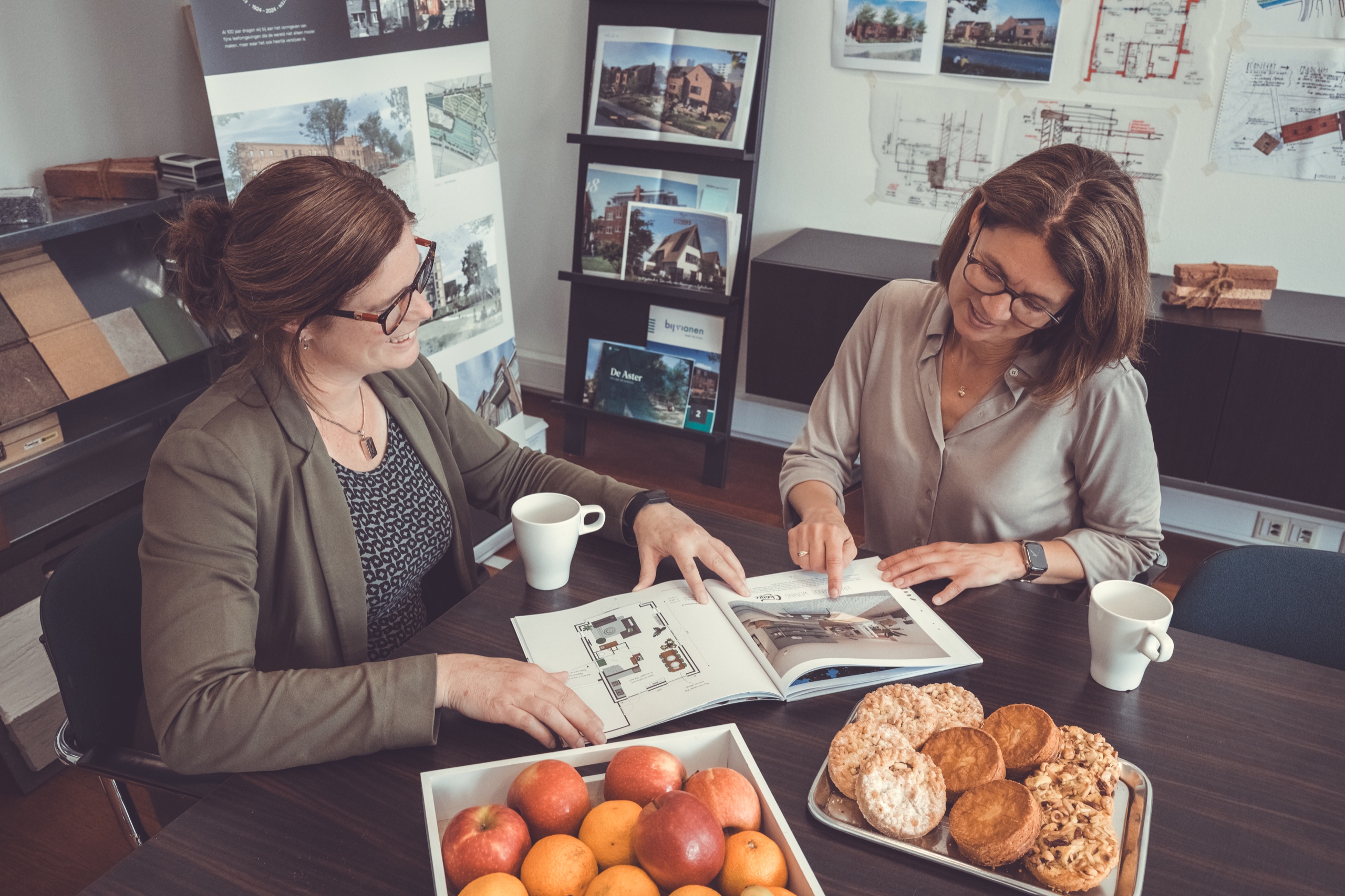 Zakelijk overleg in architectenbureau — bedrijfsfotograaf Den Haag